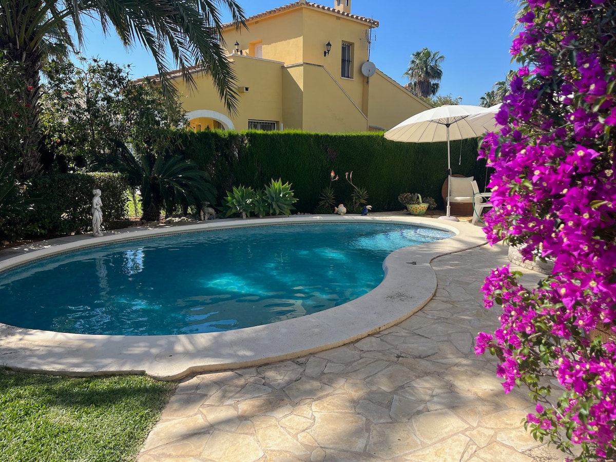 Pool mit Bougainvillea